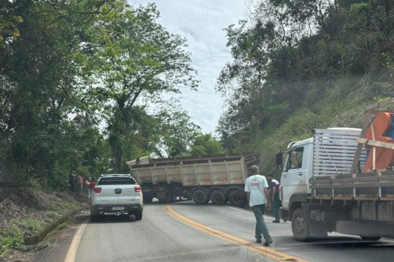 Carreta atravessada bloqueia parte da Estrada do Forninho entre Itabira e João Monlevade