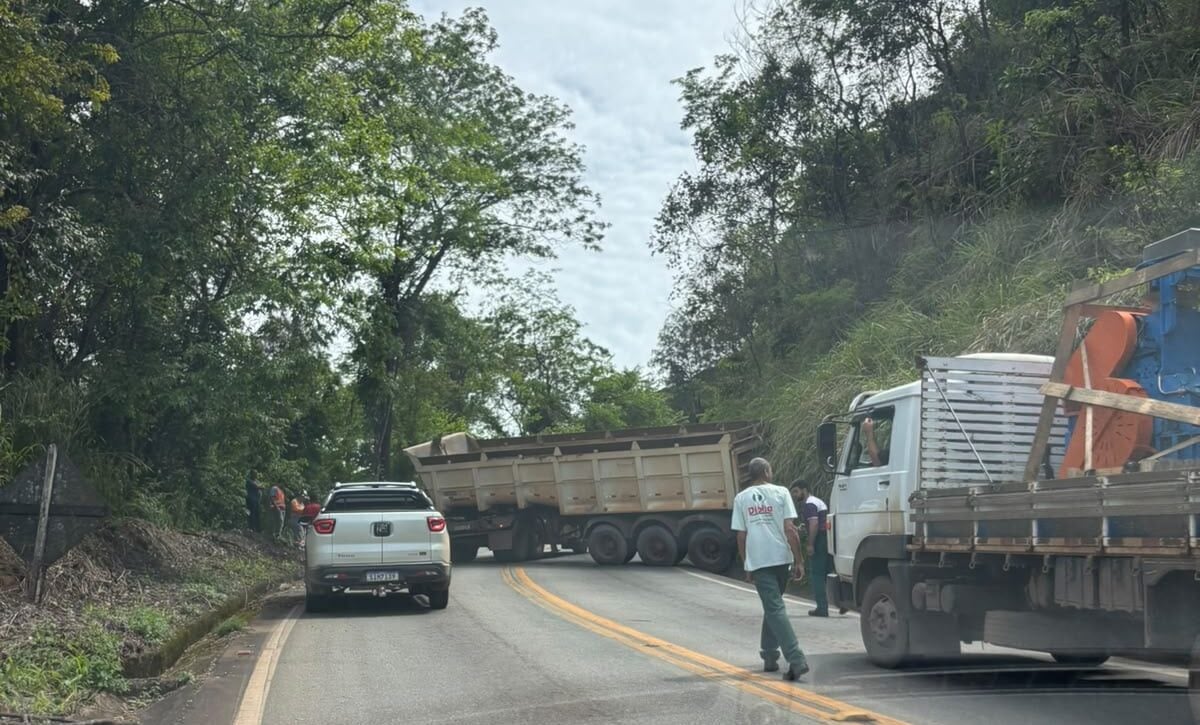 Carreta atravessada bloqueia parte da Estrada do Forninho entre Itabira e João Monlevade