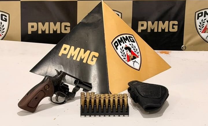 Polícia Militar prende homem por posse ilegal de arma e apreende 33 munições no bairro Água Fresca, em Itabira