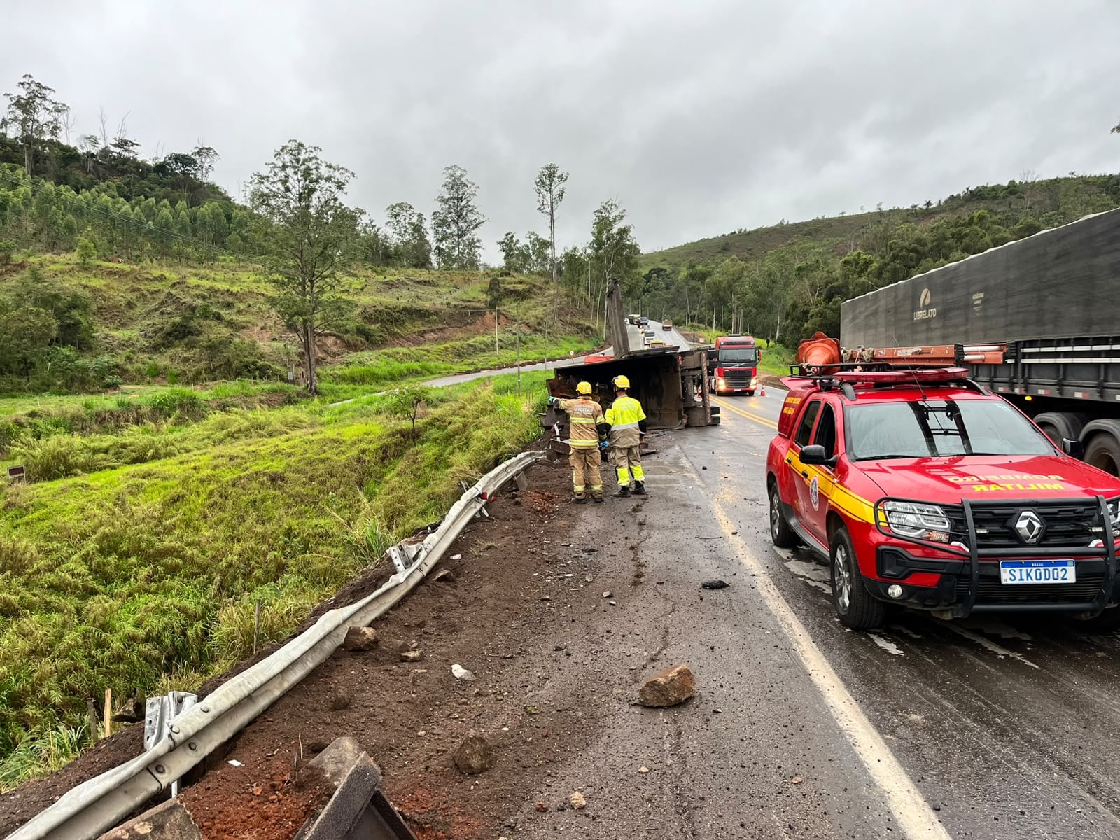 Tombamento de carreta deixa duas pessoas presas às ferragens na BR-381, em Bela Vista de Minas