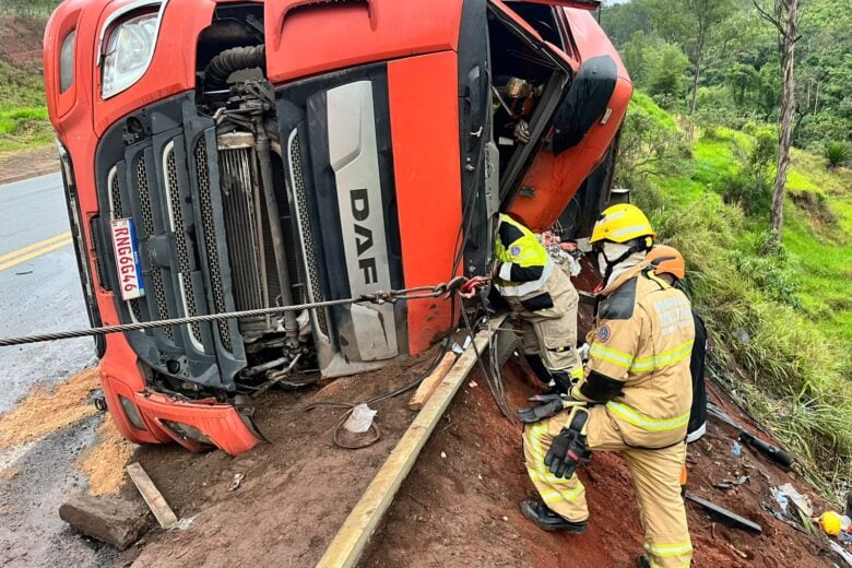 Tombamento de carreta deixa duas pessoas presas às ferragens na BR-381, em Bela Vista de Minas