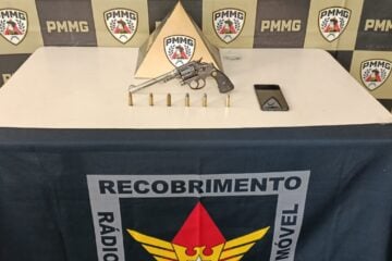 Polícia prende dois homens com revólver e apreende moto adulterada em João Monlevade