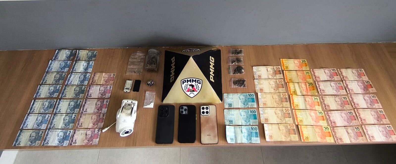 Operação "Manto de Acã" prende sete pessoas e apreende cerca de R$ 100 mil e armas de fogo em Manhuaçu