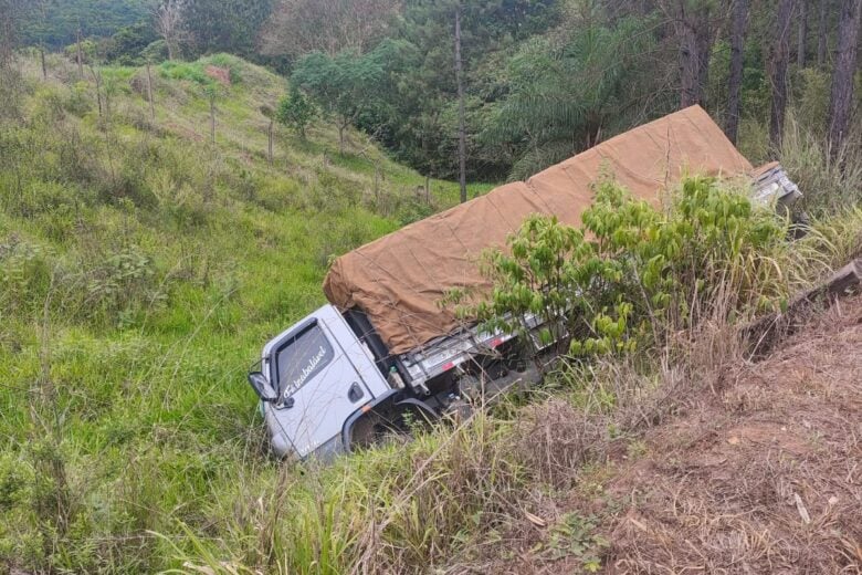 Caminhão cai em barranco após atingir carro na MG-129, em Itabira