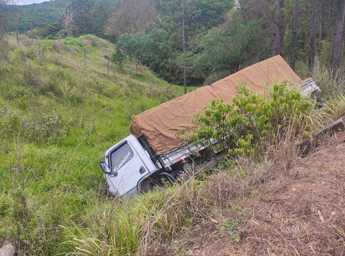 Caminhão cai em barranco após atingir carro na MG-129, em Itabira
