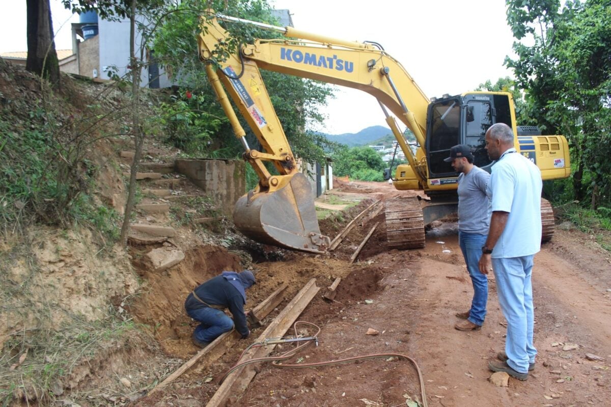 Prefeitura de Barão de Cocais retira trilhos de antiga ferrovia durante obra da Beira Linha