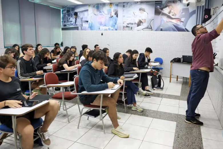 Projeto extingue vestibular e garante acesso universal a universidades