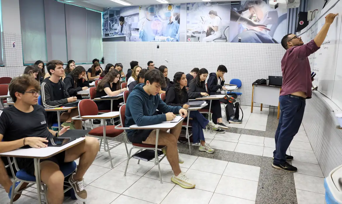 Projeto extingue vestibular e garante acesso universal a universidades