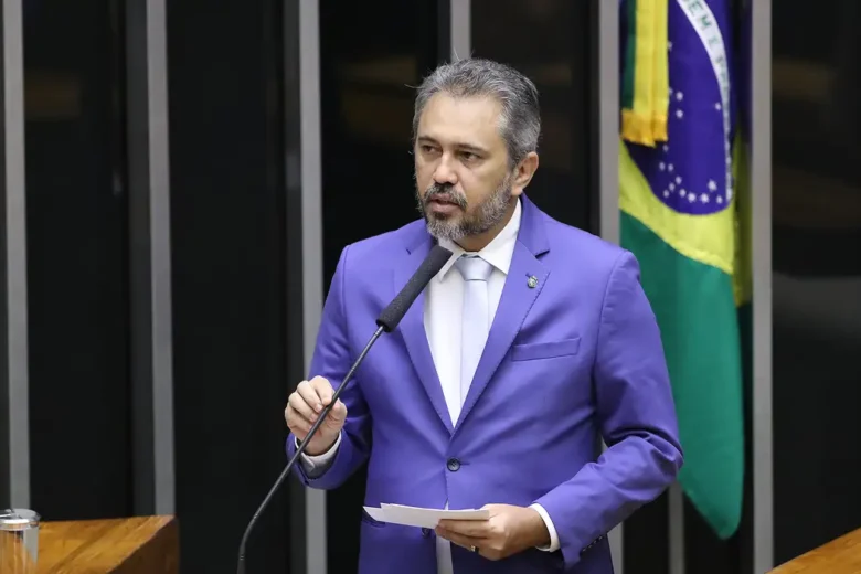 Elmano de Freitas é reeleito governador do Ceará no primeiro turno