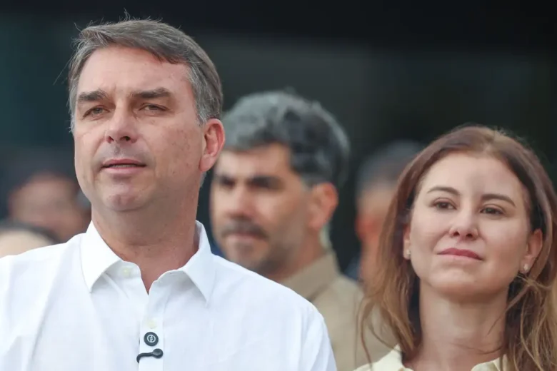 Flávio Bolsonaro pousa em Miami com esposa e filhas