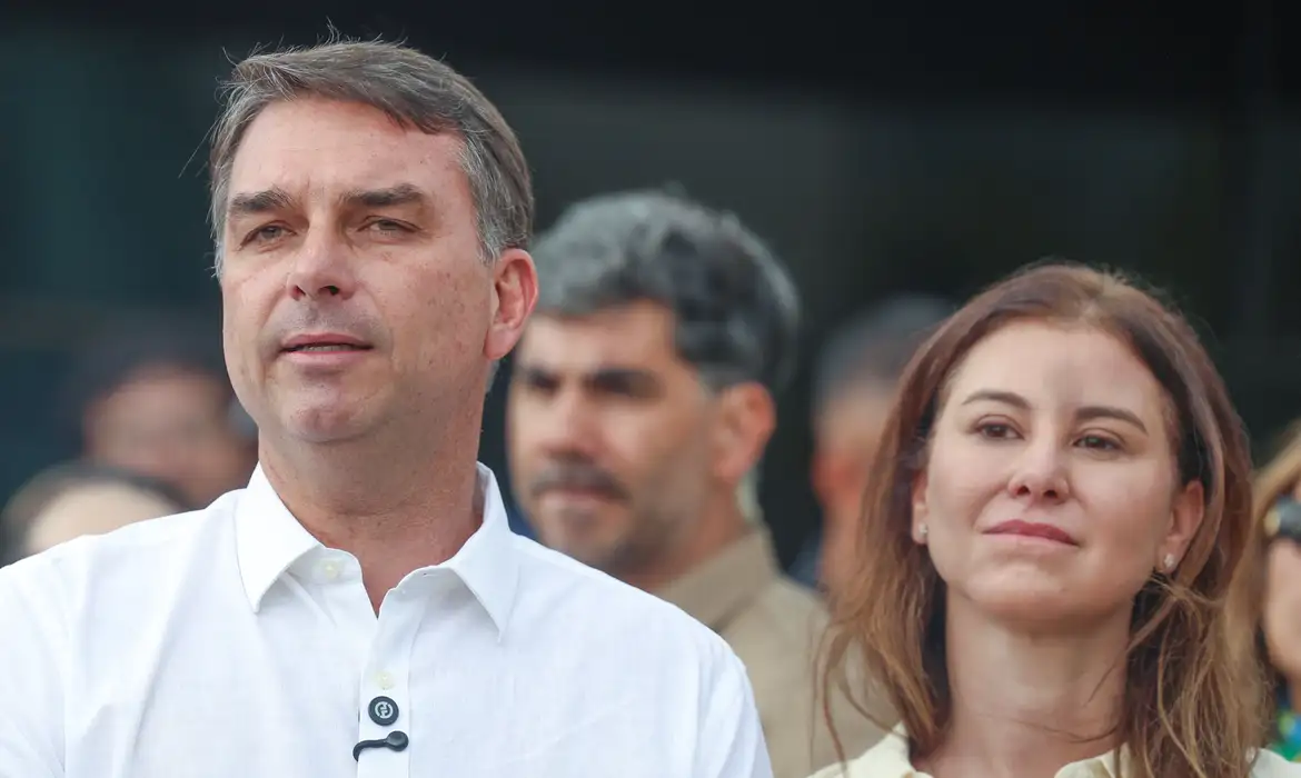 Flávio Bolsonaro pousa em Miami com esposa e filhas