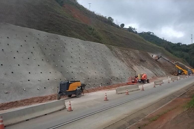 BR-381 recebe obras de pavimentação e intervenções em taludes nesta semana