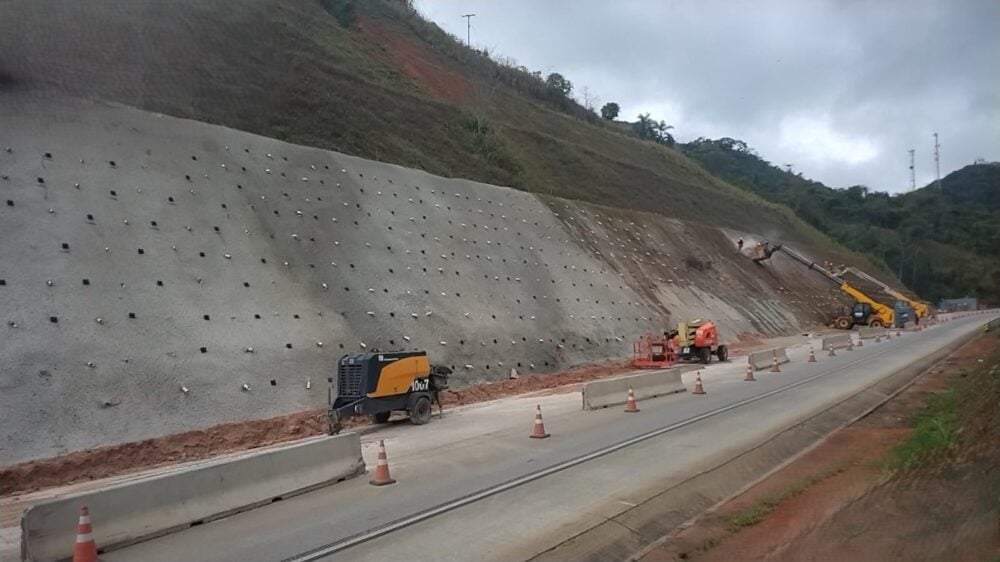 BR-381 recebe obras de pavimentação e intervenções em taludes nesta semana