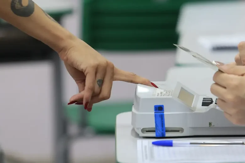 Urnas foram desligadas às 17h, e TSE discute decisão que estende votação