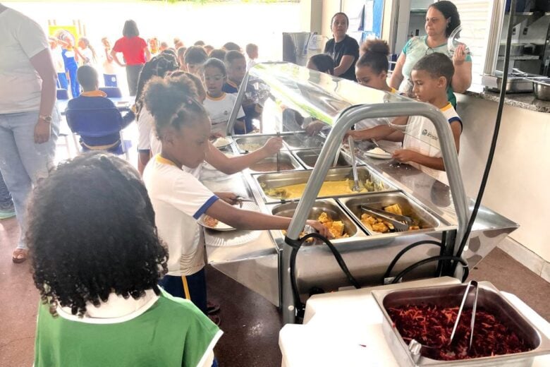 Escola de tempo integral de São Gonçalo do Rio Abaixo mantém campanha  contra o desperdício de alimentos e água