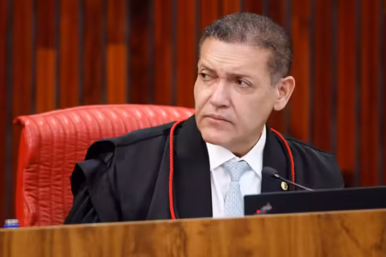 Mensagens citam Kassio e relatam “quarto com cinco meninas” em festa de Vorcaro