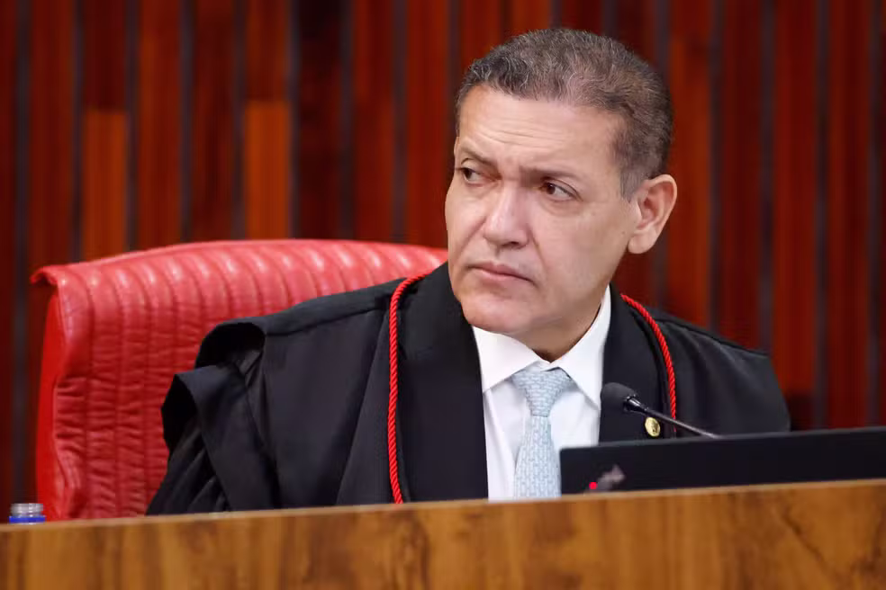 Mensagens citam Kassio e relatam “quarto com cinco meninas” em festa de Vorcaro
