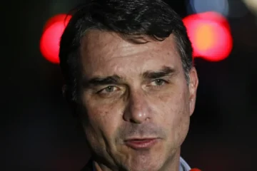 ‘Está decretado o fim da era do PT’, diz Flávio Bolsonaro em discurso