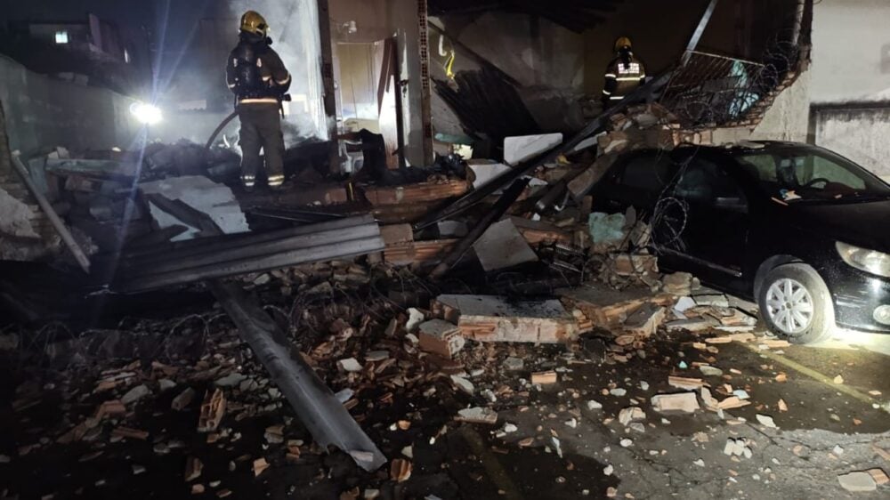Explosão destrói parte de casa e deixa homem morto em Belo Horizonte