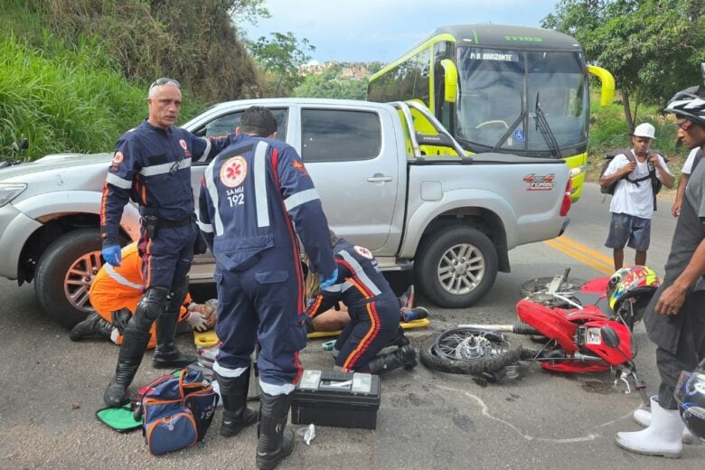 Acidente entre moto e caminhonete deixa dois feridos na BR-381
