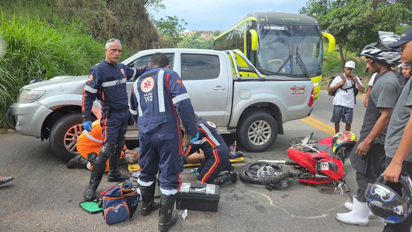 Acidente entre moto e caminhonete deixa dois feridos na BR-381