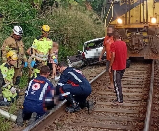 Acidente entre carro e trem deixa um morto e um ferido grave no bairro Poço Rico, em Juiz de Fora