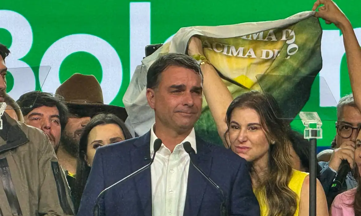 Sabatina na Globo: Flávio promete manter o fim da escala 6×1 e diz que só quer um mandato